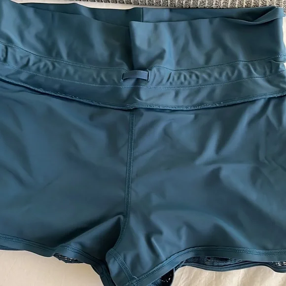 Prana shorts with an underlayer - Picture 7 of 8